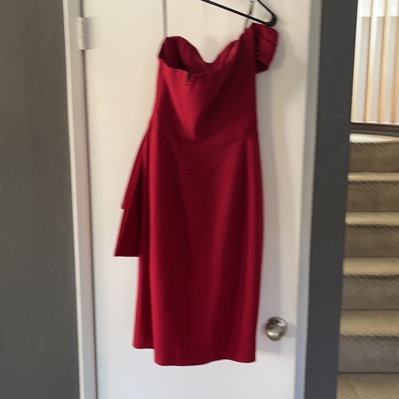 Beautiful red dress - Picture 2 of 3